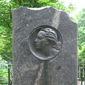 Памятник на могиле Анны Голубкиной